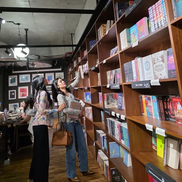 Gaya Duo Bestie Dian Sastrowardoyo dan Happy Salma Pakai Kebaya Sambil Baca Buku, Definisi Perempuan Cantik dan Smart