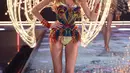 Model Martha Hunt melambaikan tangan saat mengenakan korset bertabur 90.000 kristal Swarovski di catwalk Victoria Secret Fashion Show 2015 di New York, Selasa (10/11). (Dimitrios Kambouris/Getty Images for Victoria's Secret/AFP)