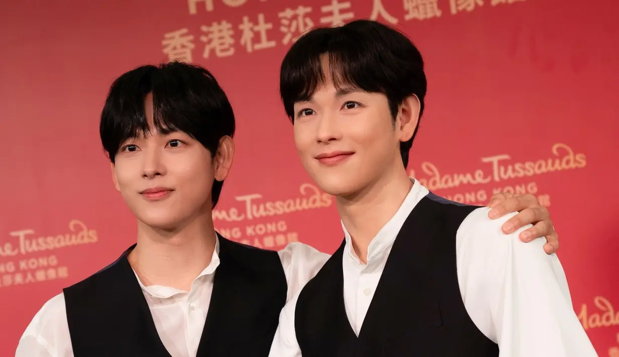 <p>Rambutnya juga distyling semirip mungkin dengan patung lilinnya. Jika diperhatikan, kemiripannya benar-benar identik. (foto: Instagram/ madametussaudshongkong)</p>