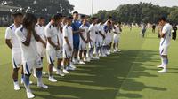 Para pemain Persib melakukan doa bersama sebelum mengikuti latihan jelang laga melawan Martapura F.C di Alun-alun Kota Bandung, Jawa Barat, Kamis (10/9/2015). (Bola.com/Vitalis Yogi Trisna)