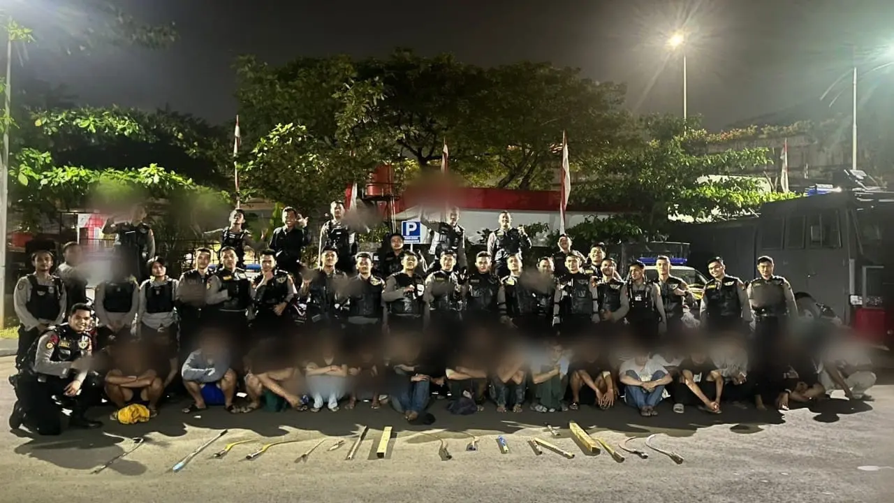 Polisi menangkap puluhan remaja yang hendak tawuran di jalan Meruya Selatan Kembangan, Jakarta Barat, Sabtu (8/7/2023) dini hari.