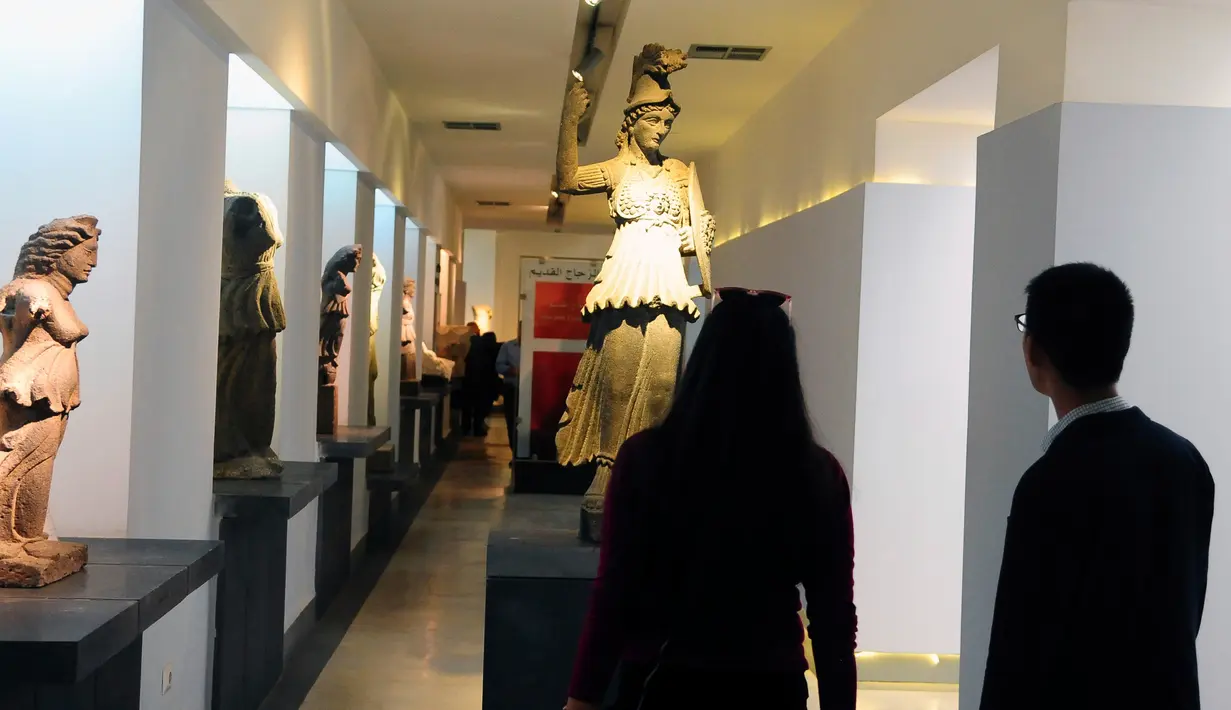 Pengunjung menghadiri upacara pembukaan kembali untuk Museum Nasional Suriah yang berada di Damaskus, 28 Oktober 2018. Museum Nasional Suriah ini terpaksa tutup selama lebih dari enam tahun sejak konflik di Suriah pecah 2011. (SANA via AP)