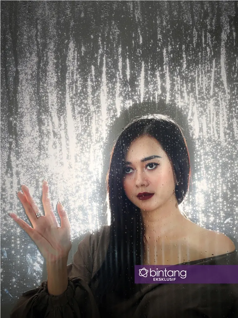 Aura Kasih. (Fotografer: Bambang E. Ros, Stylist : Indah Wulansari, Digital Imaging: Muhammad Iqbal Nurfajri/Bintang.com)