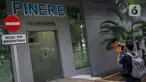 Awak media mengabadikan ruangan isolasi milik Rumah Sakit Persahabatan, Jakarta, Jumat (31/1/2020). Selain RS Persahabatan, ada dua rumah sakit lain di Jakarta yang dipersiapkan untuk menghadapi kasus virus corona, yakni RSPAD Gatot Soebroto dan RSPI Sulianti Saroso. (Liputan6.com/Faizal Fanani)