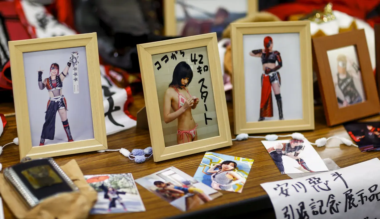 Tampak Foto atau barang-barang yang dijual di luar arena tanding gulat di Korakuen Hall, Tokyo , Jepang , (23/12/2015). Para pegulat wanita di Jepang mempunyai ciri khas yaitu mengenakan kostum unik dengan warna yang mencolok. (REUTERS / Thomas Peter)