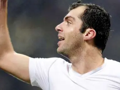 Selebrasi striker Inter Milan, Goran Pandev seusai mencetak gol kedua timnya ke gawang AC Milan dalam derby Della Madonnina yang digelar di San Siro Stadium, 24 Januari 2010. AFP PHOTO / DAMIEN MEYER 