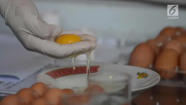 Uji Keaslian Telur Ayam di Pasar Johar