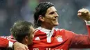 Mario Gomez merayakan golnya dengan Philipp Lahm untuk membantu Bayern Muenchen menang 3-0 dari Mainz di Allianz Arena, 30 Januari 2010, pada partai lanjutan Bundesliga. AFP PHOTO/STEFFI LOOS