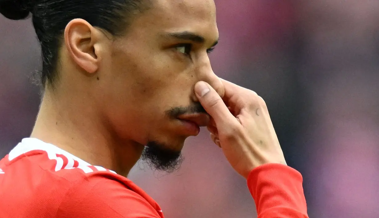 Pemain Bayern Munchen, Leroy Sane saat laga lanjutan Liga Jerman 2022/2023 melawan TSG Hoffenheim di Allianz Arena, Munchen, Senin (17/04/2023) WIB. Bibir atas Sane terlihat mengalami pembengkakan setelah terlibat pertikaian dengan Sadio Mane setelah laga leg pertama Liga Champions melawan Manchester City. (AFP/Christof Stache)