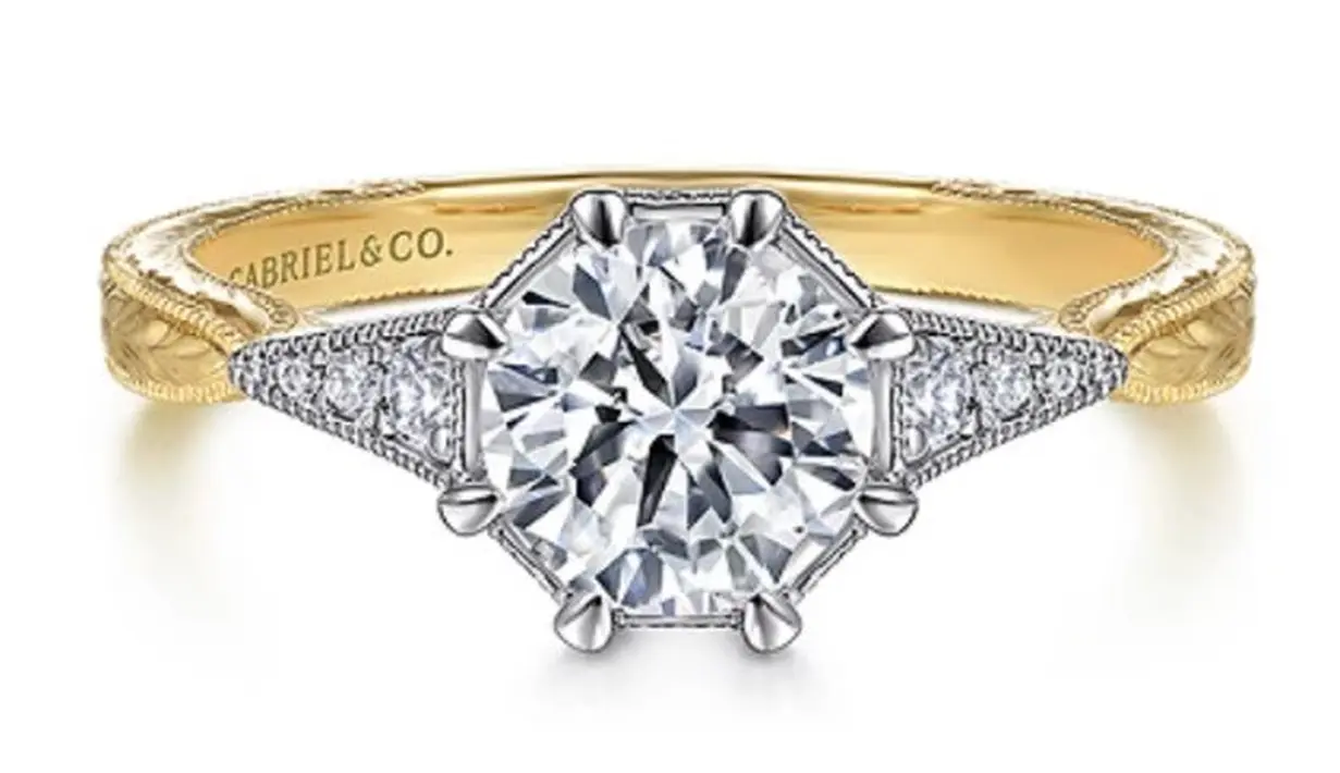 Cincin vintage. Jika kamu mencari cincin bergaya vintage, mulailah mencari di toko perhiasan antik. Atau tanyakan pada kakek-nenekmu. Foto: StyleCaster.
