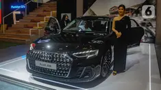 Model berdiri di samping mobil mewah Audi A8 seharga Rp 3,2 miliar pada pameran otomotif GAIKINDO Indonesia International Auto Show (GIIAS) 2024 di Indonesia Convention Exhibition (ICE) BSD Tangerang, Banten, Jumat (19/7/2024). (merdeka.com/Arie Basuki)