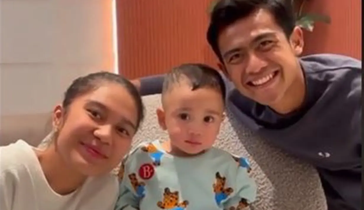 Cipung yang lucu abis memang berhasil bikin Azizah dan Arhan senyum lebar. Kelucuan Cipung ini membuat keduanya sangat senang apalagi kondisi Cipung sudah membaik setelah beberapa hari sakit. Cipung sempat sakit infeksi bakteri. (Liputan6.com/TikTok/asupanmu)