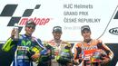 Marc Marquez (kanan), salah memilih ban dan akhirnya kalah dari Cal Crutchlow (tengah) dan Valentino Rossi (kiri) di MotoGP Brno 2016. (AFP/Michal Cizek)