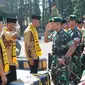 Komandan Yonif 411/Pandawa/6/2/Kostrad Letkol Inf Subandi memberi hormat kepada para prajurit yang mendapat hadiah umroh. Foto: liputan6.com/dian saputra.