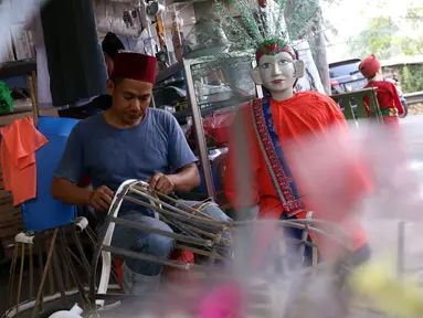 Perajin menyelesaikan pembuatan ondel-ondel untuk dijual di Tangerang, Banten, Selasa (14/7/2020). Kementerian Koperasi dan UKM menargetkan digitalisasi 10 juta UMKM pada 2020 menyusul perubahan tren dan perilaku konsumen di tengah pandemi COVID-19. (Liputan6.com/Angga Yuniar)