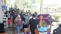 Penampakan pemudik tiba di Stasiun Kejaksan Cirebon pada puncak arus mudik 2023. (Istimewa)