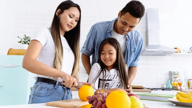 Membuat takjil sederhana bersama anak