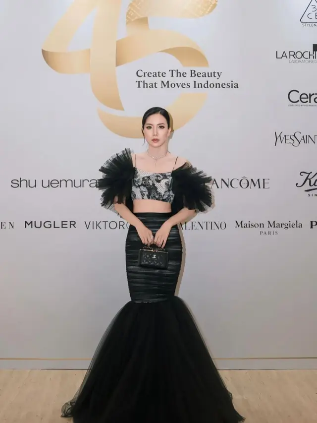 Potret terbaru Agnes Jennifer dengan fashion unik. (credit:instagram.com/agnes_jennifer)