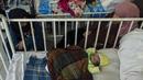 Bayi tidur di sebelah ibunya saat menjalani perawatan di bangsal gizi buruk RS Anak Nasional Ataturk, Kabul, Afghanistan, 2 Desember 2021. Menurut PBB dari awal November, hampir 24 juta orang di Afghanistan, sekitar 60 persen dari populasi, menderita kelaparan akut. (AP Photo/Petros Giannakouris)