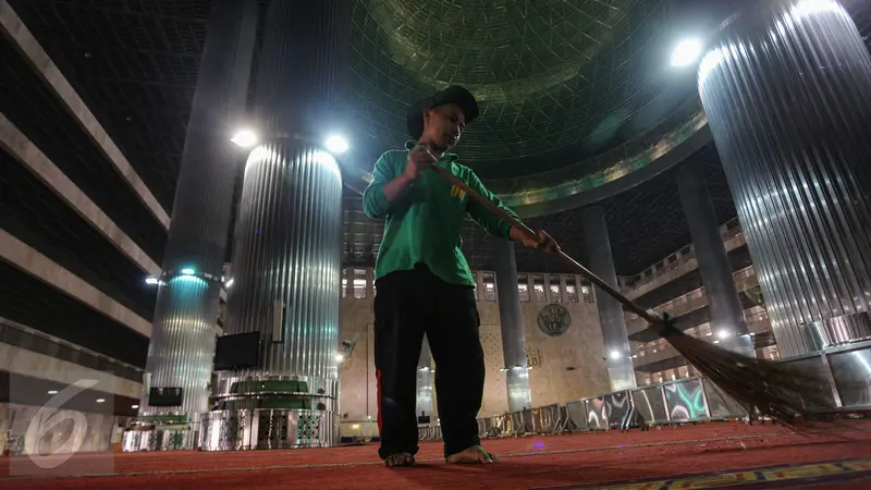 Persiapan Salat Tarawih Pertama di Masjid Istiqlal