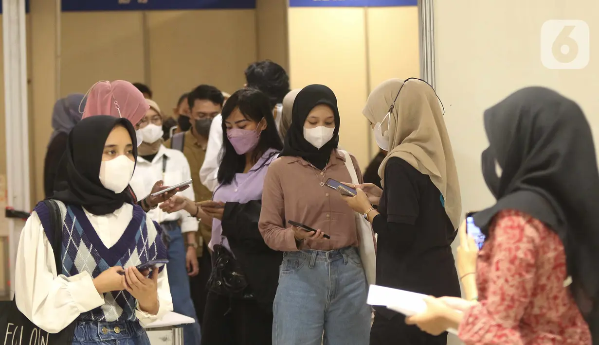 Pencari kerja saat mengantre di Jakarta Job Fair 2022, di Plaza Semanggi, Jakarta, Rabu (26/10/2022). Bursa lowongan kerja yang diikuti 40 perusahaan dengan 6822 lowongan pekerjaan ini dipenuhi pencari kerja dari berbagai wilayah Jabodetabek dan sekitarnya. (Liputan6.com/Herman Zakharia)