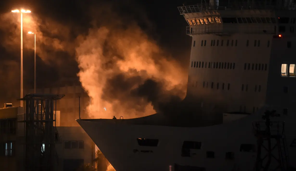 Kapal feri Eleftherios Venizelos saat terbakar di pelabuhan Piraeus, dekat Athena, (29/8). Kapal feri tersebut mengangkut 875 penumpang dan 141 awak. (AFP Photo/Angelos Tzortzinis)