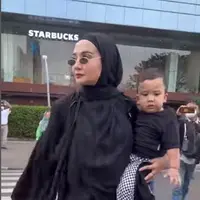 Zaskia Sungkar mengajak putranya, Ukkasya melenggang di Citayam Fashion Week. (Foto: Instagram/zaskiasungkar15)