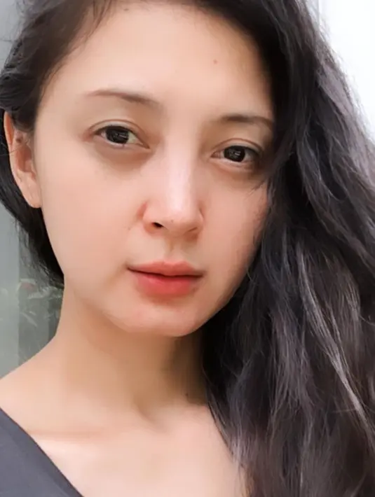 <p>Meski Della Puspita kerap tampil dengan riasan tebal di layar kaca, penampilan pemain sinetron Pengantin Dini ini saat tanpa makeup disebut makin memesona. (FOTO: instagram.com/dellapuspita00/)</p>