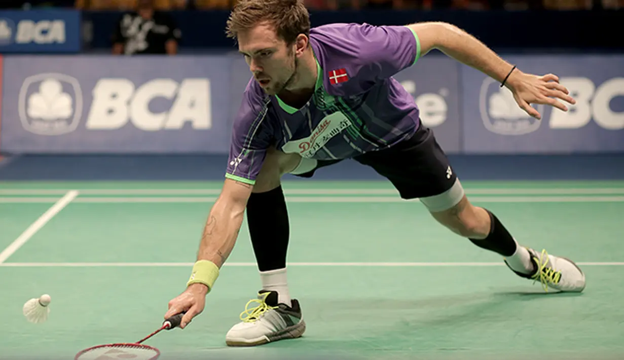 Jan O Jorgensen tunggal putera asal Denmark gagal menjadi juara setelah dikalahkan oleh Kento Momota dari Jepang di final BCA Indonesia Open Premier Super Series 2015 di Istora Senayan Jakarta. (Bola.com/Peksi Cahyo)