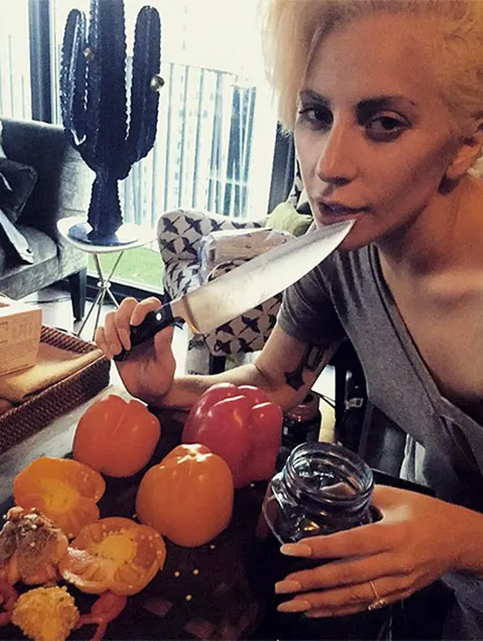 Bahkan memotong paprika pun dapat menjadi seksi bagi seorang Lady Gaga. (via people.com)