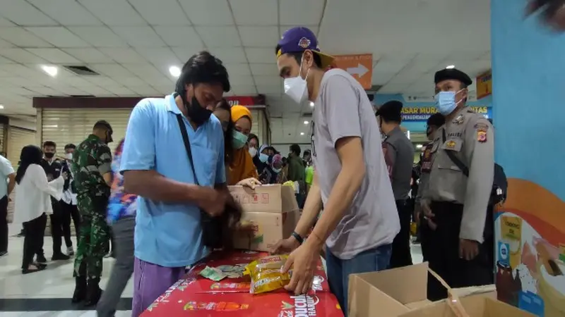 Warga Rela Antre Demi Beli Minyak Goreng Pada Operasi Pasar di Cirebon