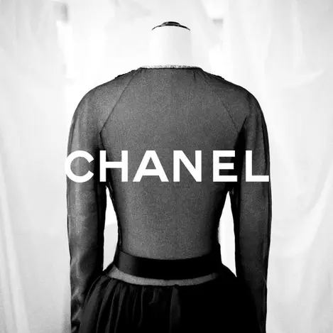 Margaret Qualley Kunjungi Ekshibisi Perdana Gabrielle Chanel. Fashion Manifesto
