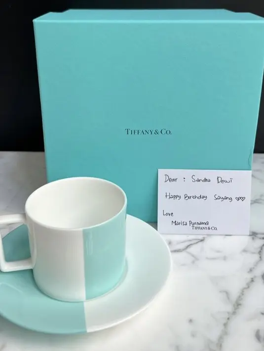 Sandra Dewi mendapatkan hadiah Tiffany & Co Color Block Tea Cup and Saucer, lengkap dengan box warna hijaunya. Melihat situs buyma.us, harga cangkir tersebut sekitar 254 dollar atau sekitar Rp3,8 jutaan.  [@sandradewi88]