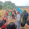 Sejumlah warga mendekati lokasi penemuan mayat di tanah merah Pancoran Mas, Depok. (Liputan6.com/Dicky Agung Prihanto)