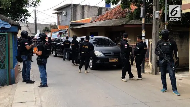 Densus 88 menggerebek tiga lokasi berbeda di kota Tangerang. Ketiganya diduga sebagai lokasi persembunyian jaringan teroris.