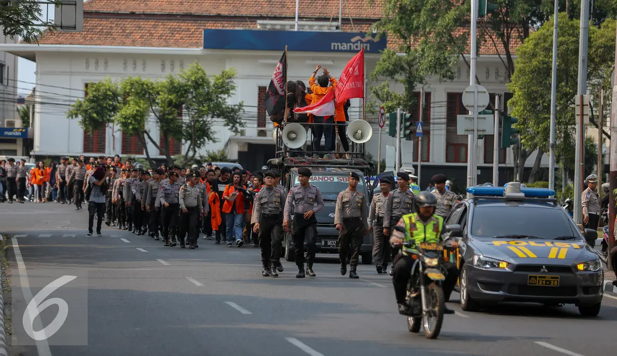 Mahasiswa Universitas Atma Jaya berjalan menuju Istana Merdeka, Jakarta, Jumat (25/9/2015). Mereka meminta pemerintah menuntaskan pelanggaran HAM 16 Tahun lalu dalam tragedi Semanggi II. (Liputan6.com/Faizal Fanani)