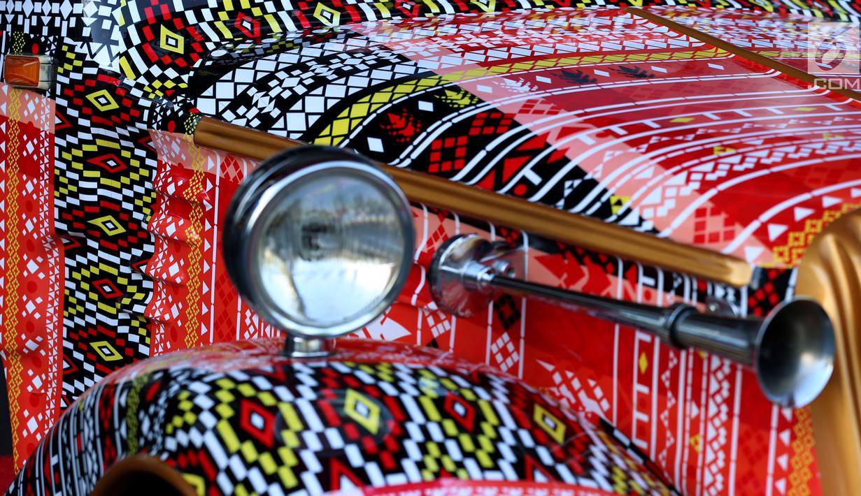 Tampilan mobil bercorak Ulos Mandailing yang akan digunakan acara ngunduh mantu Kahiyang-Bobby di Medan, Senin (20/11). Seluruh bodi mobil ini dipasang stiker motif ulos Mandailing. (Liputan6.com/JohanTallo)