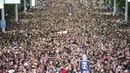 Penampakan ribuan suporter memadati area luar Stadion Wembley usai pertandingan Timnas Inggris melawan Denmark pada laga semifinal Euro 2020, Kamis (8/7/2021). (Foto:AFP/Frank Augstein,Pool)