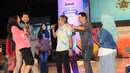 Pemain Para Pencari Tuhan (PPT),  Agus Kuncoro dan Jarwo Kwat beradu akting dengan peserta EGTC 2016  di Yogyakarta, Kamis (3/11). EGTC 2016 diramaikan oleh tokoh dan artis untuk memperkenalkan cara berakting di sebuah film. (Liputan6.com/Helmi Affandi)