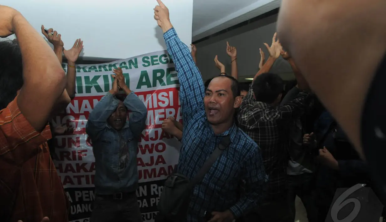 Kehadiran mereka dengan berteriak-teriak membuat suasana sedikit tegang. Para karyawan di gedung DPR kemudian menyaksikan aksi mereka, Jakarta, Senin (29/9/2014) (Liputan6.com/Herman Zakharia)