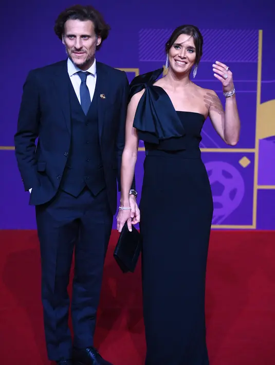 Mantan pesepak bola Uruguay Diego Forlan dan istrinya Paz Cardoso tiba untuk menghadiri undian atau drawing Piala Dunia 2022 Qatar di Doha Exhibition and Convention Center pada 1 April 2022. (FRANCK FIFE / AFP)