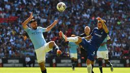 Striker Manchester City, Sergio Aguero, berebut bola dengan gelandang Chelsea, Cesc Fabregas, pada laga Community Shield di Stadion Wembley, London, Minggu (5/8/2018). Man City menang 2-0 atas Chelsea. (AFP/Glyn Kirk)