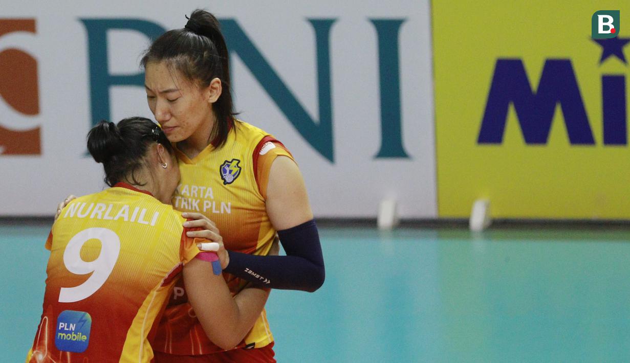 Pemain Jakarta Elektrik PLN, Nurlaili, (kiri) memeluk Ren Kaiyi usai berhasil membawa timnya menaklukkan Gresik Petrokimia Pupuk Indonesia pada laga PLN Mobile Proliga 2022 di Padepokan Voli Jenderal Polisi Kunarto, Sentul, Minggu (30/1/2022). (Bola.com/M Iqbal Ichsan)