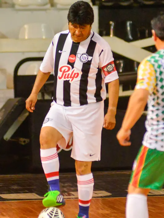 Presiden Bolivia Evo Morales mengontrol bola saat pertandingan persahabatan melawan anggota komunitas Bolivia setempat selama kunjungannya di Asunción, Paraguay, (14/8). (AFP Photo/Silvio Rojas)