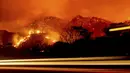 Dalam foto eksposur panjang ini menunjukkan bara api menyala pada lereng bukit saat Dixie Fire membakar dekat Milford di Lassen County, California, Amerika Serikat, Selasa (17/8/2021). Kebakaran hutan mengancam untuk menyebarkan ke beberapa wilayah di California utara. (AP Photo/Noah Berger)