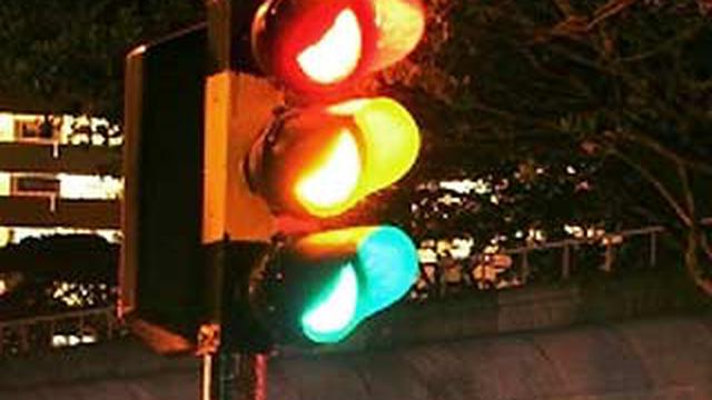 Saat lampu lalu lintas menyala kuning artinya kita harus