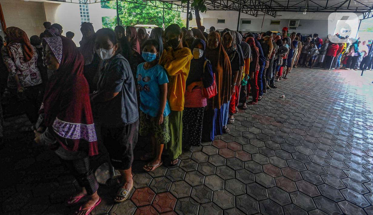 Makanan tersebut dibagikan kepada warga yang tidak mampu. (merdeka.com/Arie Basuki)