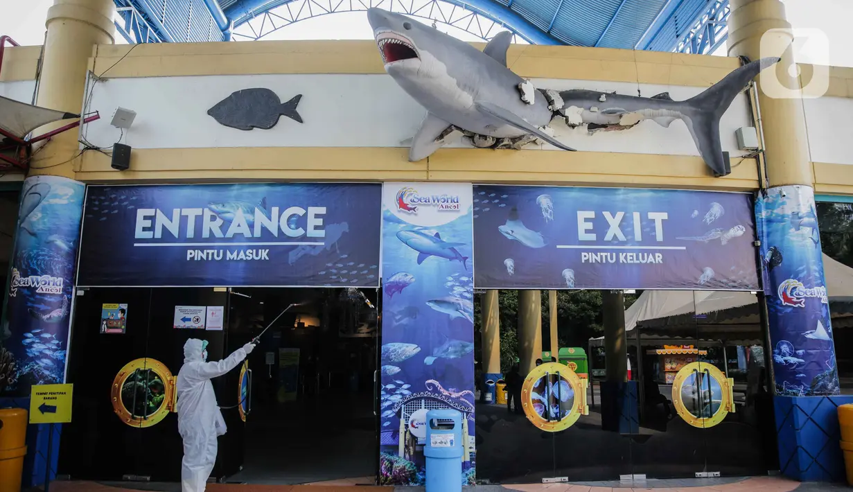 Petugas mengenakan pakaian pelindung menyemprotkan disinfektan area Sea World, Ancol, Jakarta, Sabtu (14/3/2020). Pembersihan Sea World dan Ocean Samudera guna mengantisipasi penyebaran virus corona (Covid-19). (Liputan6.com/Faizal Fanani)