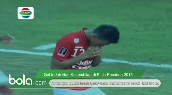 Penyerang Bali United, Lerby Eliandry melepaskan tendangan bebas indah yang mengarah ke sisi kiri gawang Usman Pribadi. 2-1 Bali United unggul atas Persita Tangerang di Stadion I Wayan Dipta, Gianyar Bali, Senin (7/8/2015).