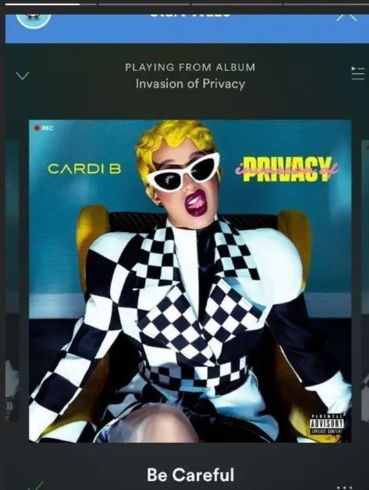 Usai Brooklyn tertangkap berciuman, Chloe pun mengunggah lagu Be Careful milik Cardi B di InstaStory. (instagram/chloegmoretz)